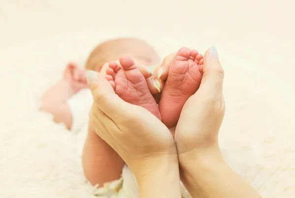 Baby feet in shape heart closeup at home — Stok Foto