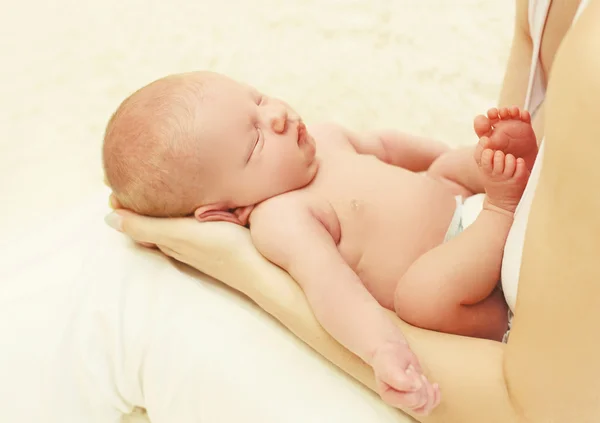Bambino dolce dormire sdraiato su mani madre a casa — Foto Stock