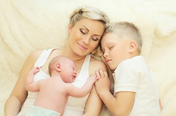 Мати з двома дітьми спала разом на ліжку вдома, Ельдес — стокове фото