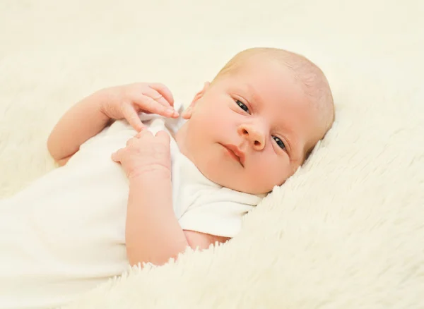 Retrato bebé acostado en la cama en casa primer plano — Foto de Stock