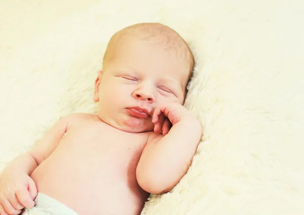 Portret van schattige baby slapen op bed thuis — Stockfoto