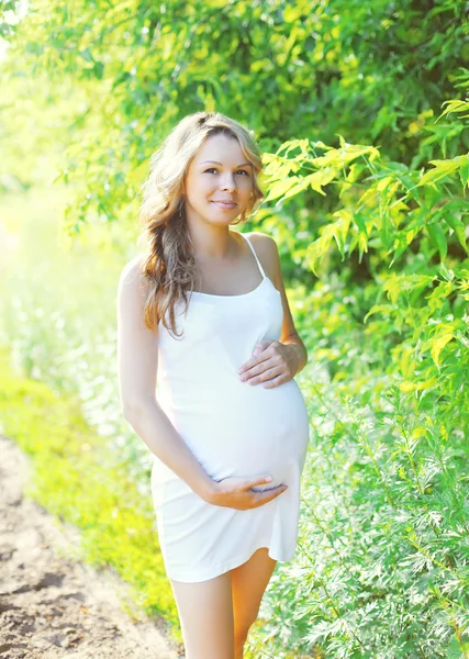 肖像画夏の日の美しい若い妊婦 — ストック写真