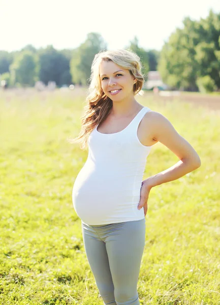 Πορτρέτο ευτυχής χαμογελαστοί έγκυος γυναίκα σε εξωτερικούς χώρους στη θερινή ημέρα — Φωτογραφία Αρχείου