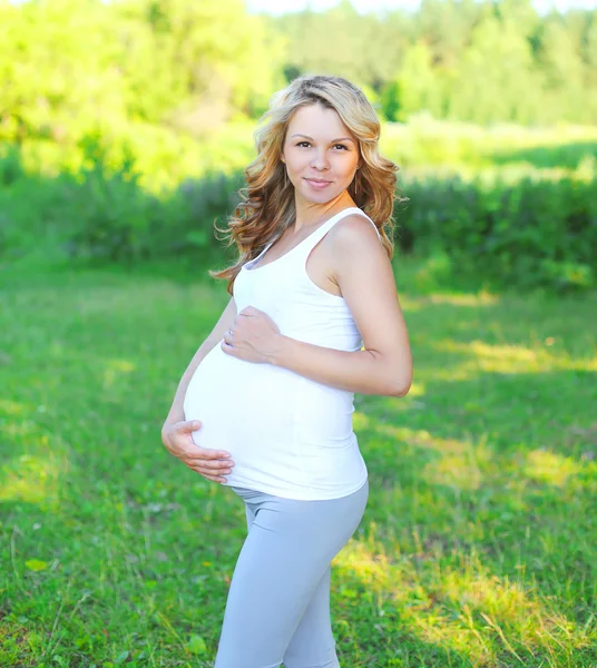 Portrait souriant femme enceinte à l'extérieur en journée d'été — Photo