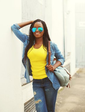 Portrait beautiful happy smiling african woman in colorful cloth