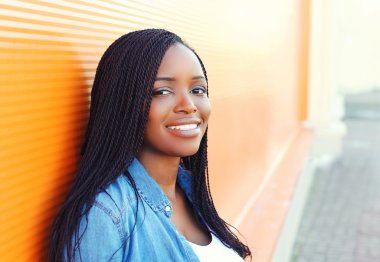 Portrait beautiful happy smiling african woman in city closeup