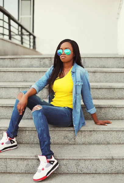 Fashion beautiful young african woman wearing a sunglasses and j — Stock fotografie