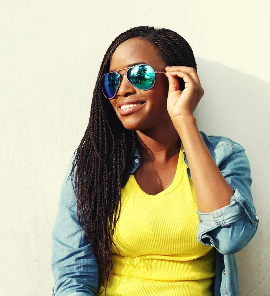 Porträt glücklich lächelnde Afrikanerin in bunten Kleidern und Sonne — Stockfoto