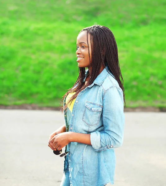 Porträt glücklich lächelnde Afrikanerin im Jeanshemd — Stockfoto