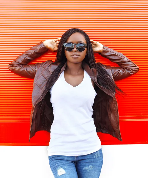 Portrait beautiful african woman wearing a leather jacket and su — Stockfoto