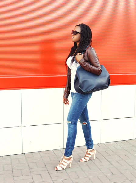 Beautiful african woman wearing a leather jacket and sunglasses — 图库照片