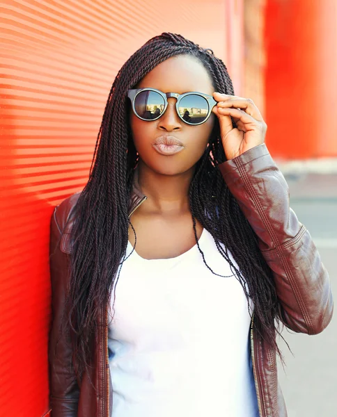 Portrait of pretty young african woman wearing a leather jacket — Stockfoto