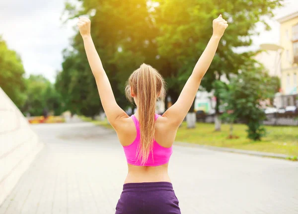 Fitness mulher corredor feliz desfrutando após o treinamento no parque da cidade , — Fotografia de Stock