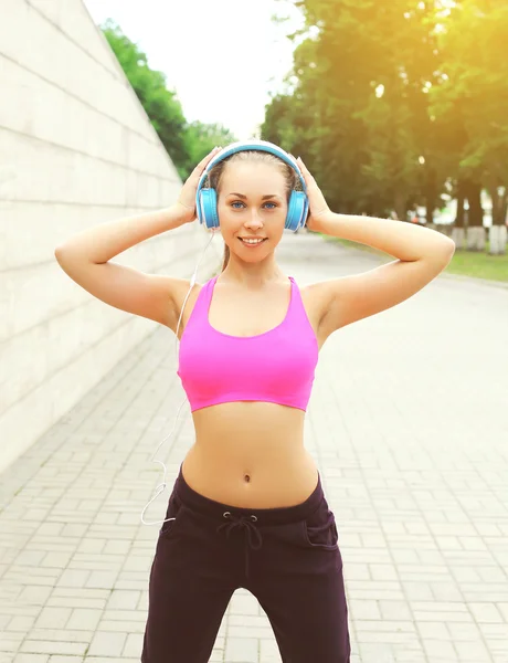 Fitness mujer feliz listo para el entrenamiento en la ciudad, mujer atleta ingenio —  Fotos de Stock