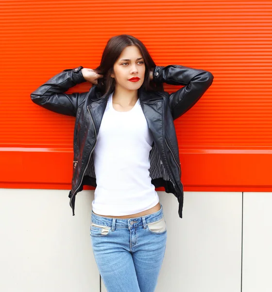 Fashion pretty young woman wearing a rock black leather jacket i — Stock fotografie
