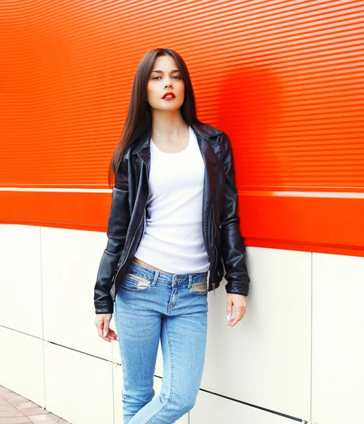 Fashion beautiful brunette woman wearing a rock black leather ja — ストック写真