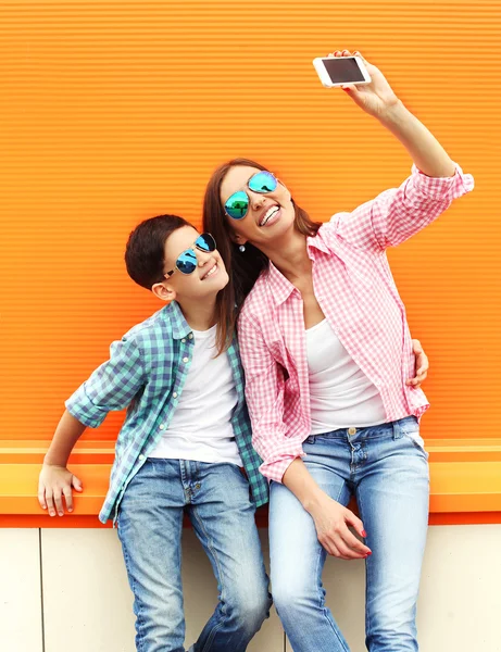 Feliz madre e hijo adolescente tomando foto autorretrato en sm —  Fotos de Stock