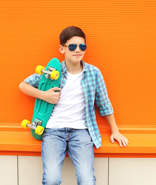 Stylish teenager boy wearing a checkered shirt, sunglasses and s — Stock fotografie