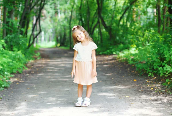 Schönes kleines Mädchen, das im Sommer ein Kleid trägt — Stockfoto