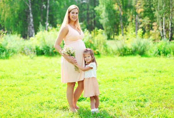 Felice donna incinta, madre e bambina figlia con cham — Foto Stock