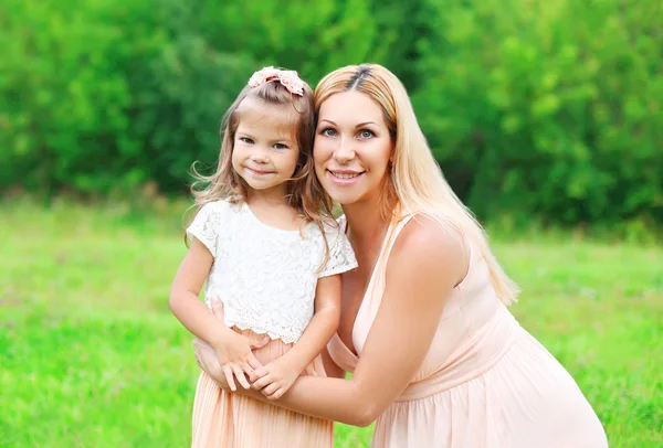 Portrait happy mother and daughter child together in summer day — 图库照片