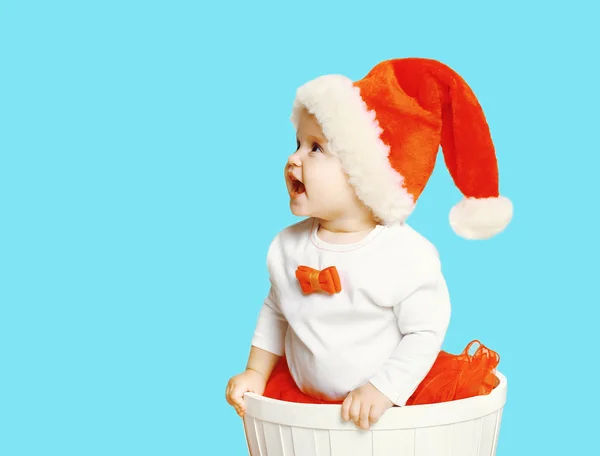 Christmas and people concept - cheerful baby in santa red hat lo — Stock Photo, Image