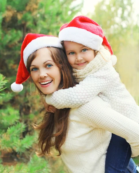 Conceito de Natal e família - mãe feliz e criança se divertindo — Fotografia de Stock