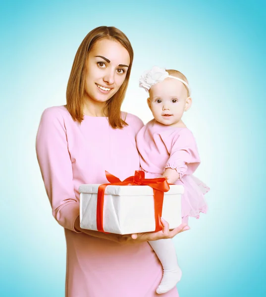 Christmas and people concept - happy smiling mother and baby in — Stock Photo, Image