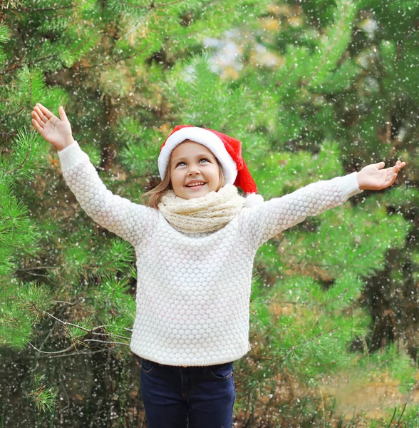 Jul och människor koncept - lilla flicka i santa röd ha — Stockfoto