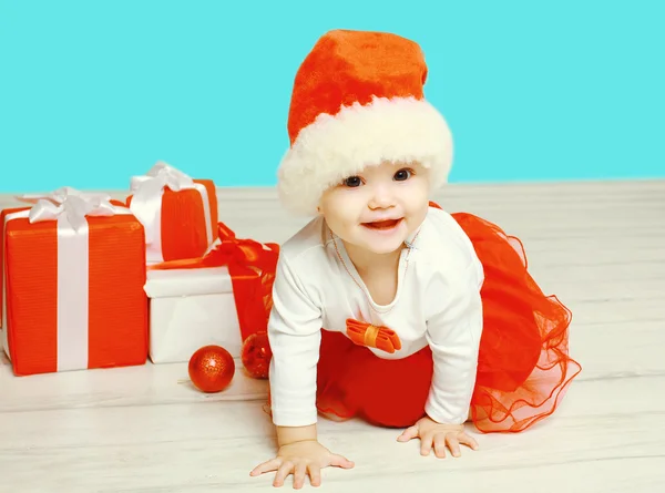 Christmas and people concept - smiling child in santa red hat wi — Stock Photo, Image