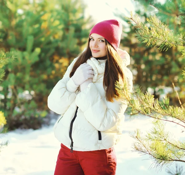 Portrait beautiful woman wearing a sports clothes in winter day — Stock Photo, Image