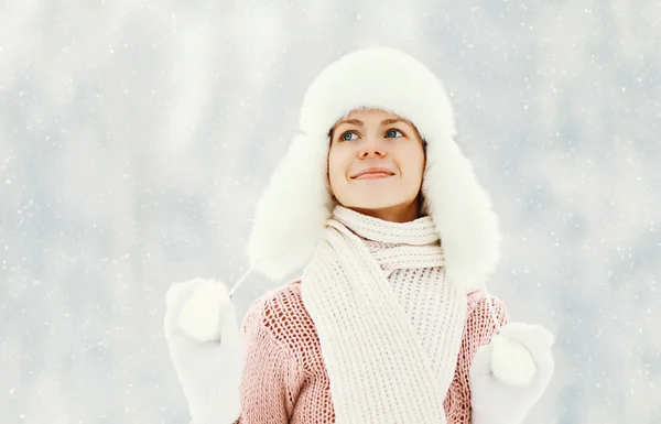 Retrato feliz sonriente mujer usando un suéter y sombrero sobre el invierno — Foto de Stock