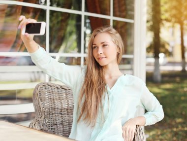 Teknolojisi, mobil ve insanlar kavramı - güzel kız yapar öz-p