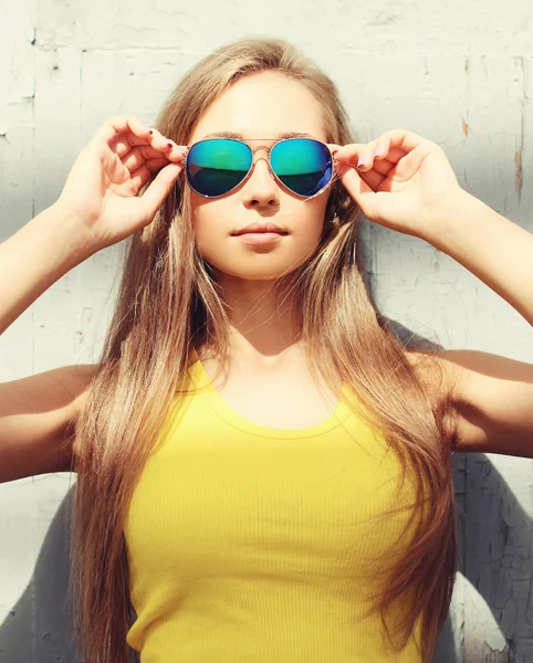 Retrato rosto menina bonita vestindo um óculos de sol e t-shirt em ci — Fotografia de Stock