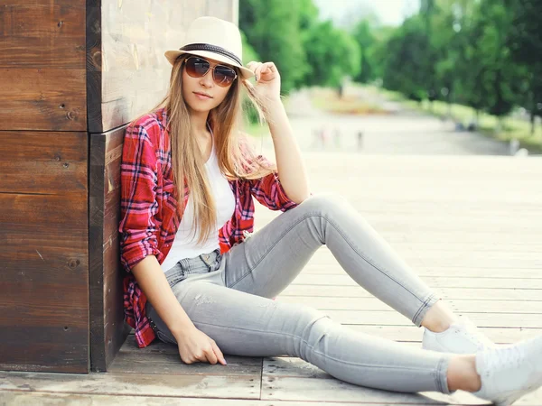 Pembe gömlek ve yaz şapka oturma portre güzel kız — Stok fotoğraf