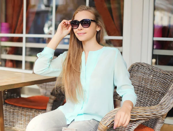 Retrato muito sorridente jovem mulher vestindo óculos de sol esperando i — Fotografia de Stock