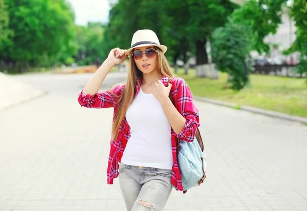 Chica bastante cool usando un sombrero de paja de verano al aire libre en verano p — Foto de Stock