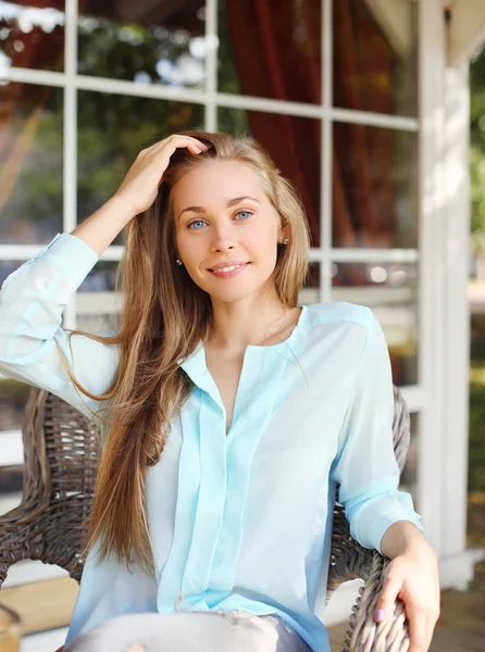 Pretty smiling young woman waiting in cafe — Stock Photo, Image