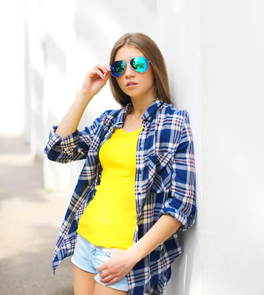 Modeporträt junges Mädchen mit Sonnenbrille und kariertem S — Stockfoto