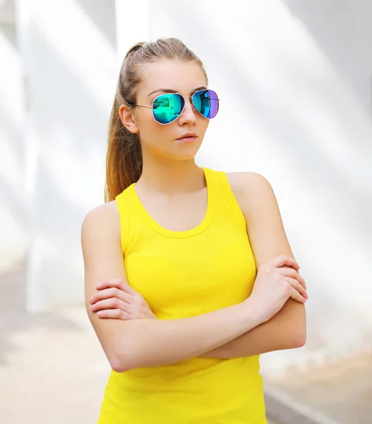 Moda retrato jovem menina vestindo um óculos de sol e t-shirt sagacidade — Fotografia de Stock
