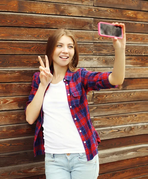 Chica bonita tomando foto autorretrato en el teléfono inteligente en la ciudad — Foto de Stock