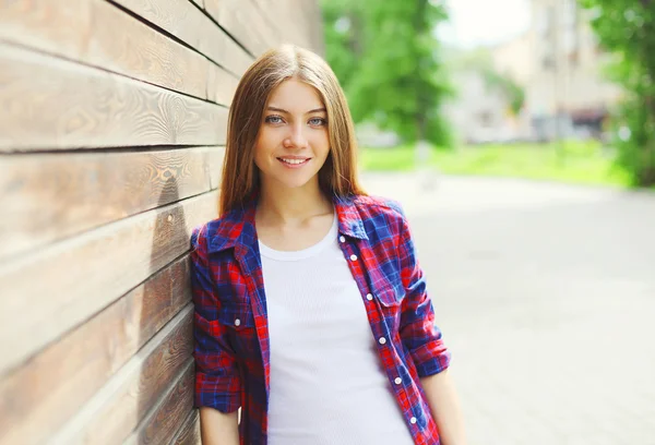 Pretty young girl wearing a casual clothes in summer day — Stock Photo, Image