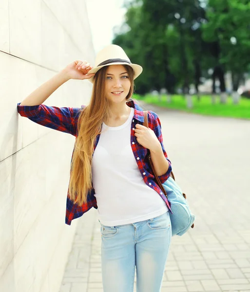 Ładna dziewczyna w kapeluszu lato słomy na świeżym powietrzu w parku — Zdjęcie stockowe