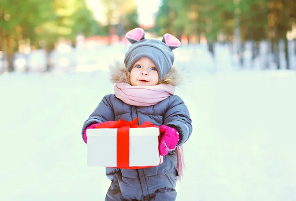 Cute child with christmas box gift in winter day — Stock Photo, Image