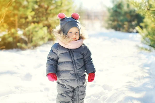 Щаслива маленька дитина гуляє в сонячний теплий зимовий день — стокове фото