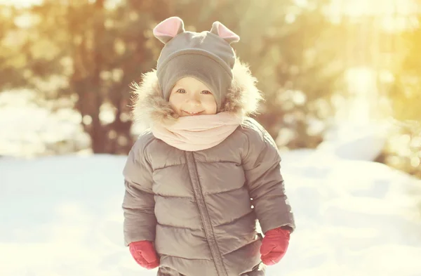Szczęśliwy uśmiechający się dziecko chodzenie w dzień słoneczny ciepły zimowy — Zdjęcie stockowe