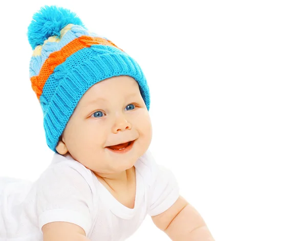 Portrait of happy smiling baby wearing a blue knitted hat on a w — Stock Photo, Image