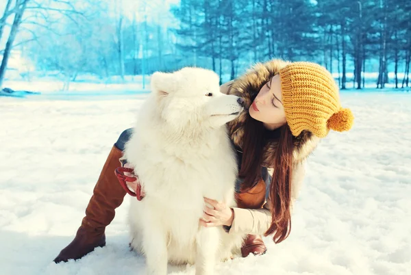 Happy woman owner and white Samoyed dog in winter day — Stock Image Happy woman owner and white Samoyed dog in winter day Stock Image
