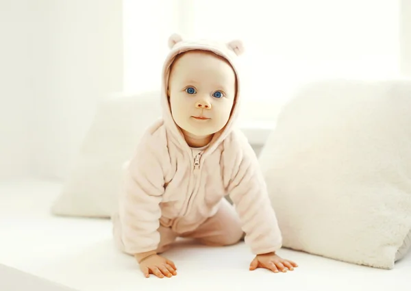 Lindo bebé se arrastra en blanco habitación en casa —  Fotos de Stock