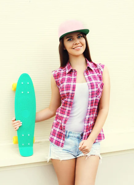 Mode Hipster cooles Mädchen in bunten rosa Kleidern mit Skateboa — Stockfoto